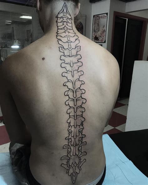 Tatouage homme colonne vertebrale